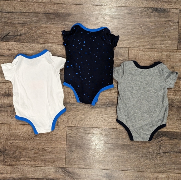 *SOLD* Nike 9 Month Baby Boy Short Sleeve Bodysuit Onesie Bundle Infant 3 Pieces - Picture 2 of 3